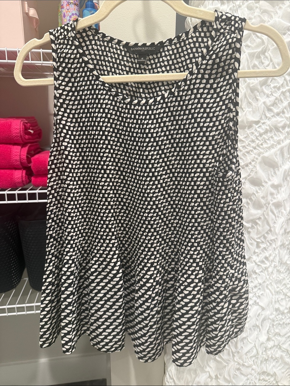 Banana Republic Black & White Sleeveless Printed Top
